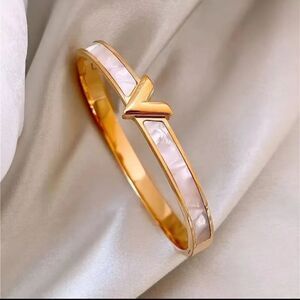 Gold Luxury Letter V Bangle Bracelet